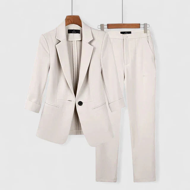 Conjunto de americana entallada con silueta de corte sastre