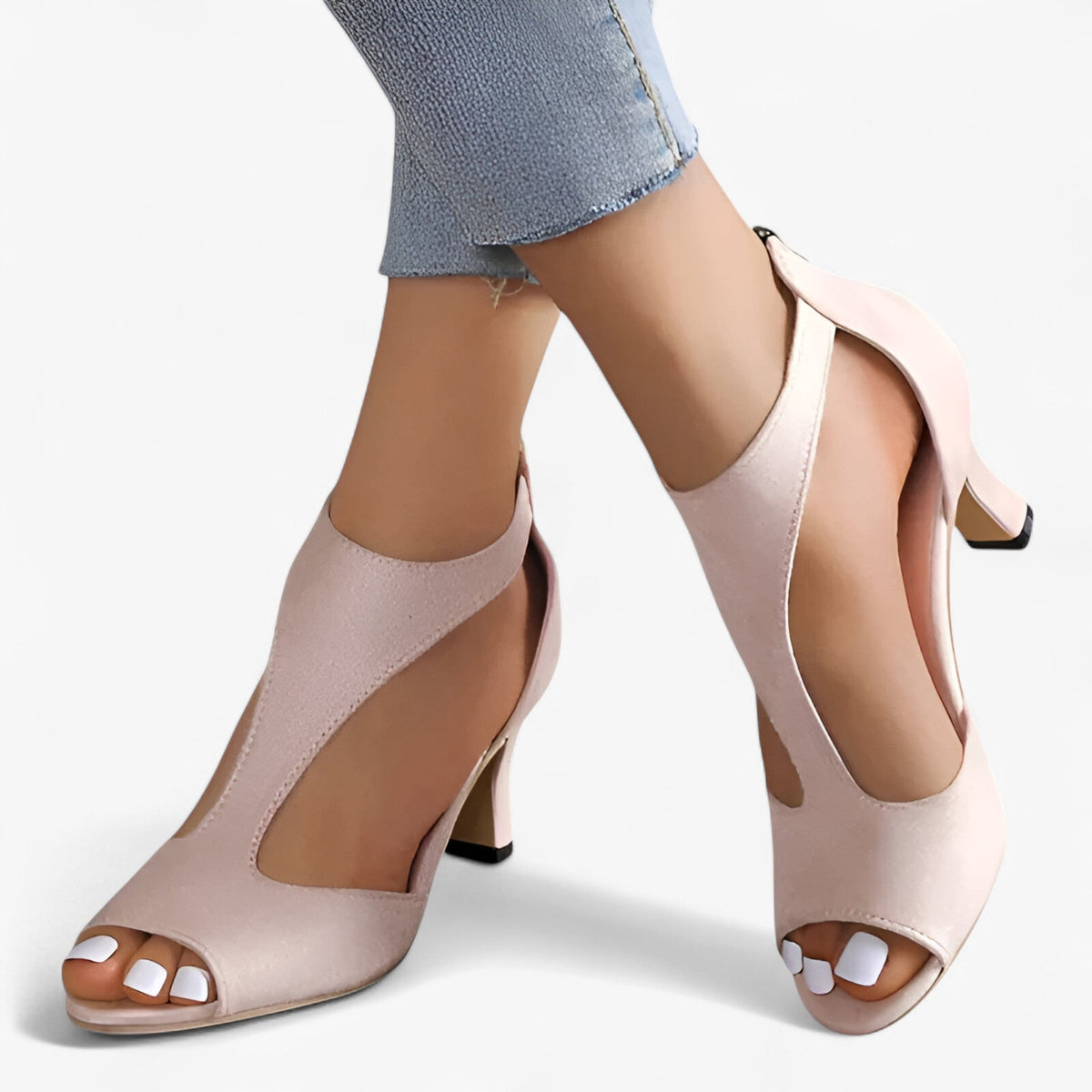 Pumps i konstläder med fisknätsdesign och öppen tå
