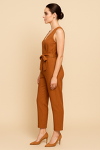 Ärmlös jumpsuit med avsmalnande ben och omlottringning