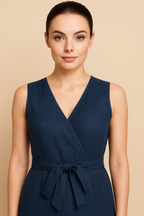 Ärmlös jumpsuit med avsmalnande ben och omlottringning