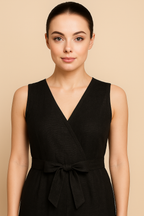 Ärmlös jumpsuit med avsmalnande ben och omlottringning