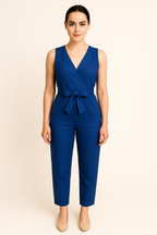Ärmlös jumpsuit med avsmalnande ben och omlottringning