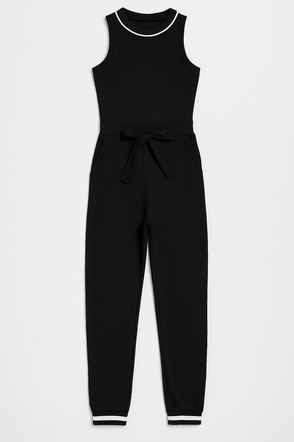 Ärmlös jumpsuit med kontrastkant och knytbälte