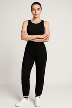 Ärmlös jumpsuit med kontrastkant och knytbälte