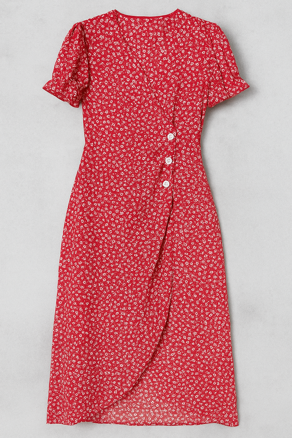 Vestido midi floral con cuello de pico y detalle de botones laterales