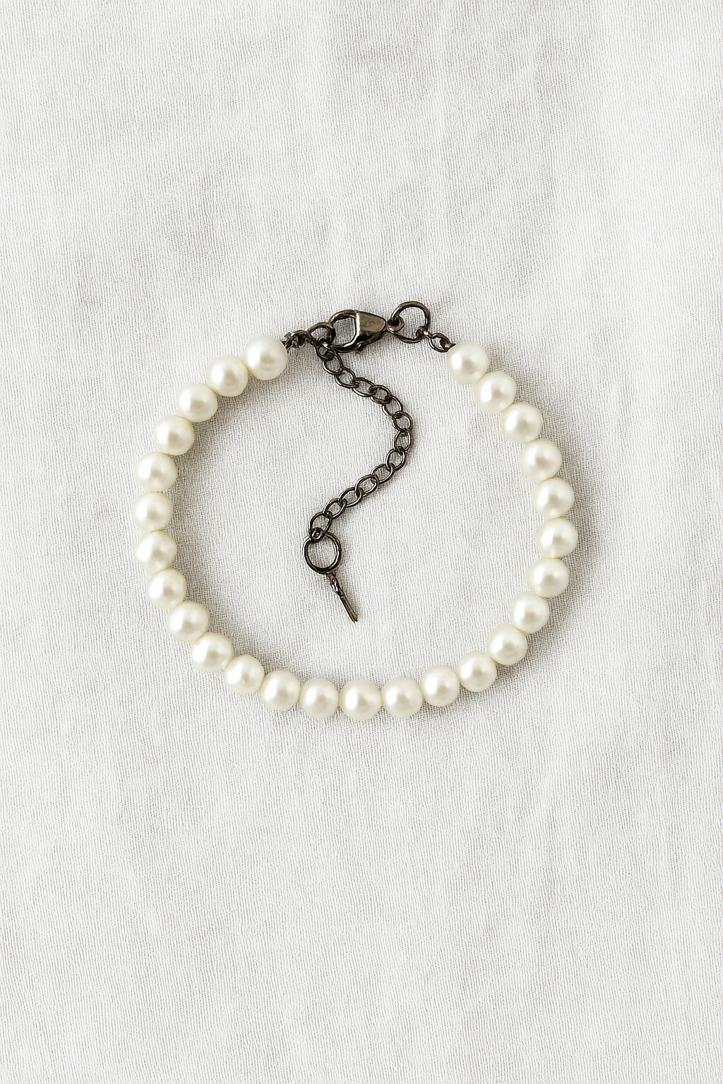 Pearl Bracelet with Black Chain Clasp Contrast