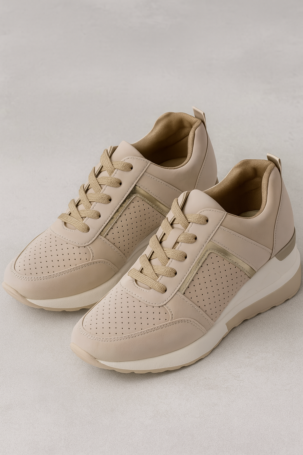 Kilklackssneakers för dam med metalliska detaljer och ovandel i mesh