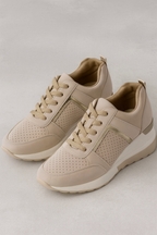 Kilklackssneakers för dam med metalliska detaljer och ovandel i mesh