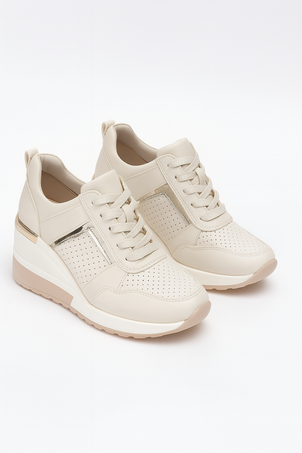 Kilklackssneakers för dam med metalliska detaljer och ovandel i mesh