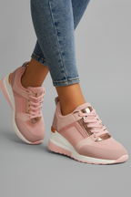 Kilklackssneakers för dam med metalliska detaljer och ovandel i mesh