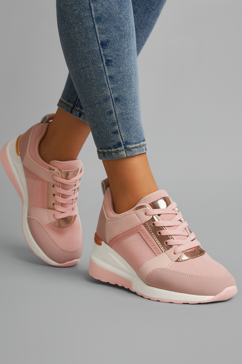 Kilklackssneakers för dam med metalliska detaljer och ovandel i mesh