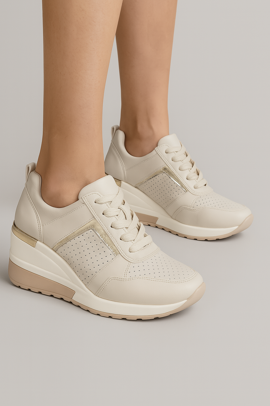 Kilklackssneakers för dam med metalliska detaljer och ovandel i mesh