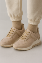 Kilklackssneakers för dam med metalliska detaljer och ovandel i mesh