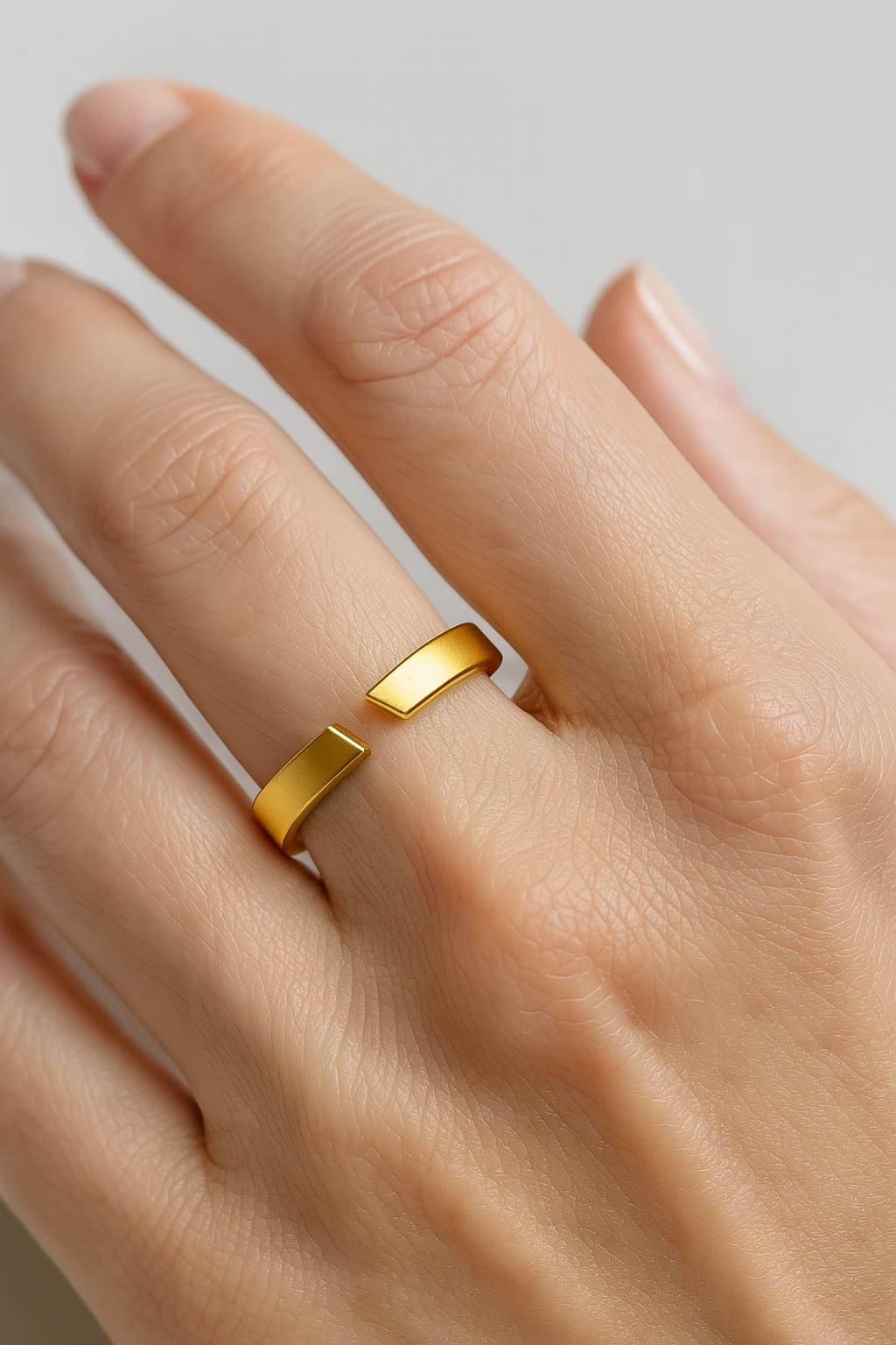 Justerbar öppen ring i polerad guld- eller silverton