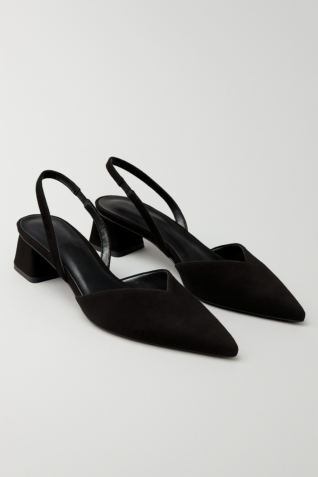 Pointed-toe slingback shoes with a block heel