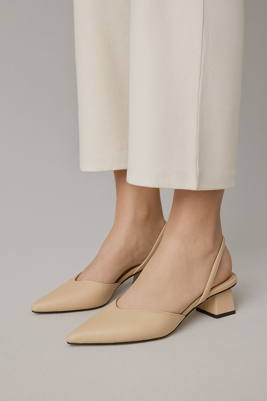 Pointed-toe slingback shoes with a block heel