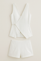 Ärmlös omlottjumpsuit med knytbälte och shorts