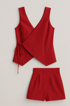Ärmlös omlottjumpsuit med knytbälte och shorts