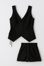 Ärmlös omlottjumpsuit med knytbälte och shorts