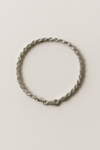 Pulsera de eslabones tipo serpiente con trenzado artesanal en dorado o plateado