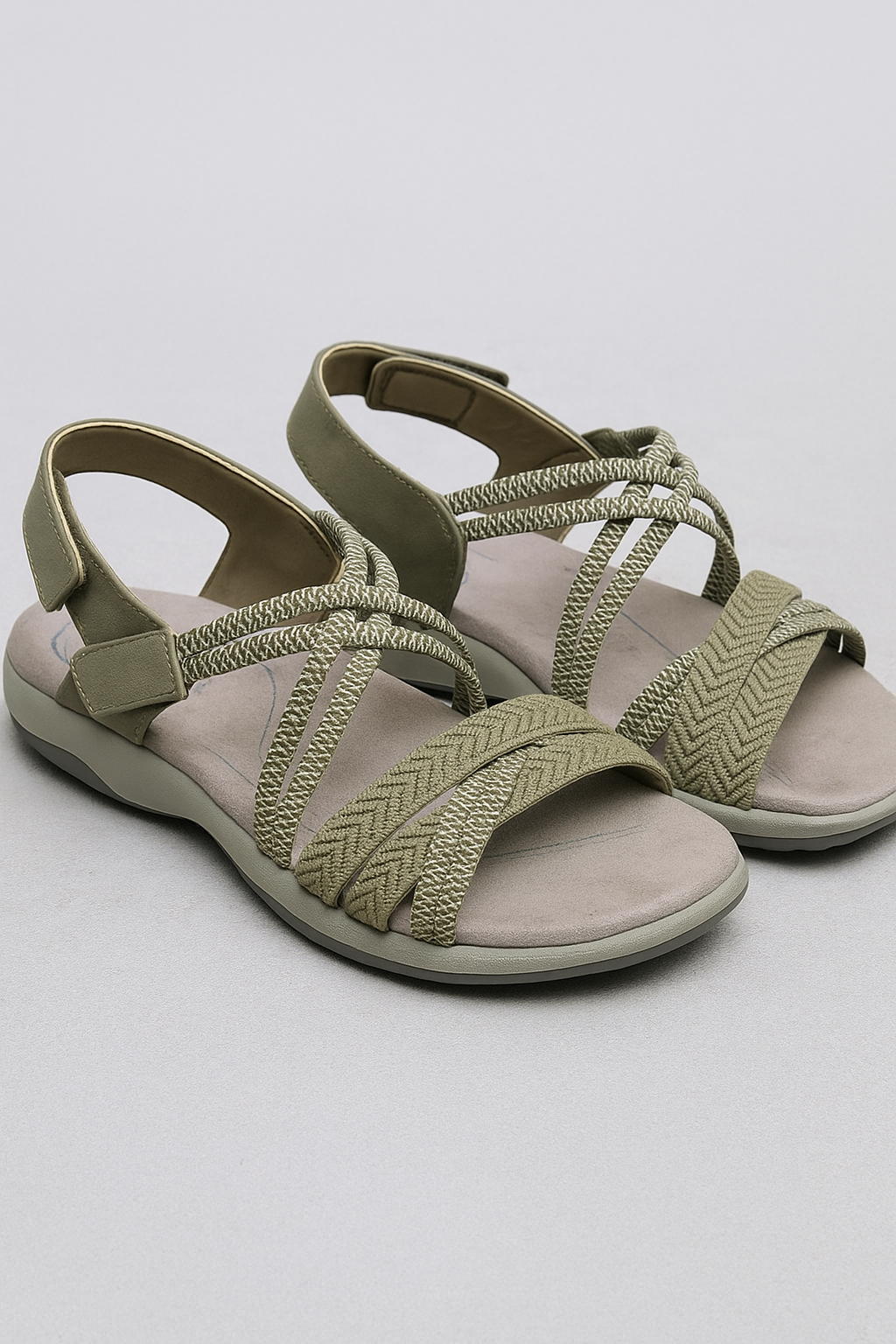 Sandalias con tiras ajustables y suela acolchada para el aire libre