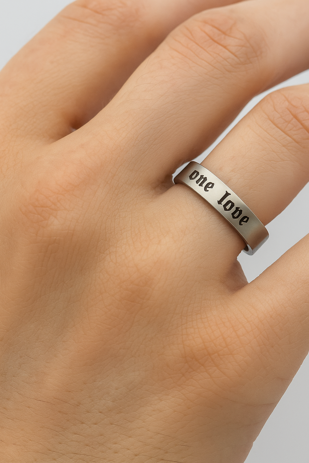 Anillo de acero inoxidable con letras grabadas