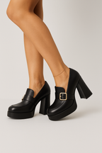 Zapatos de tacón ancho con un elegante detalle de hebilla para la noche