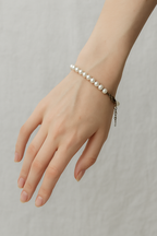 Pearl Bracelet with Black Chain Clasp Contrast