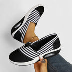 Randiga sneakers med ovandel som andas och halkfri sula