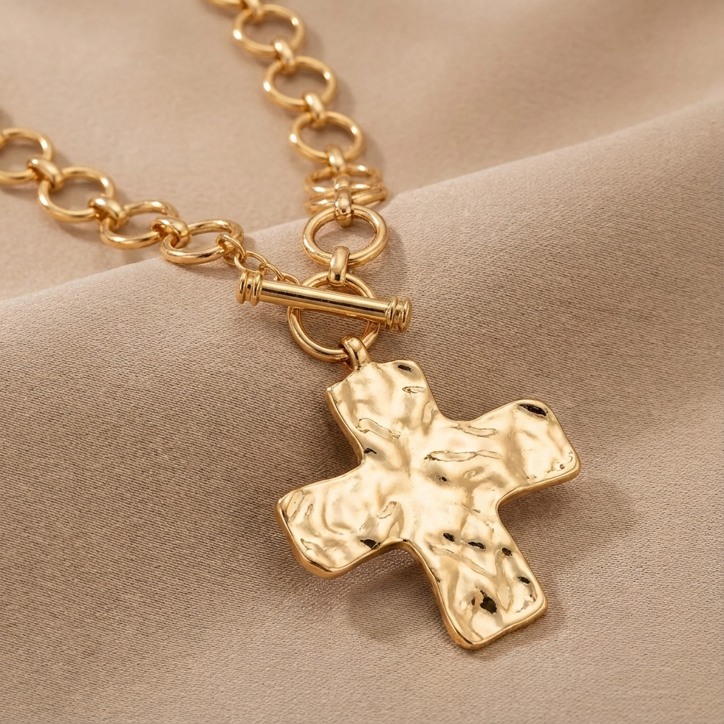 Halsband med hamrat hänge, strukturerad yta och hantverkslook