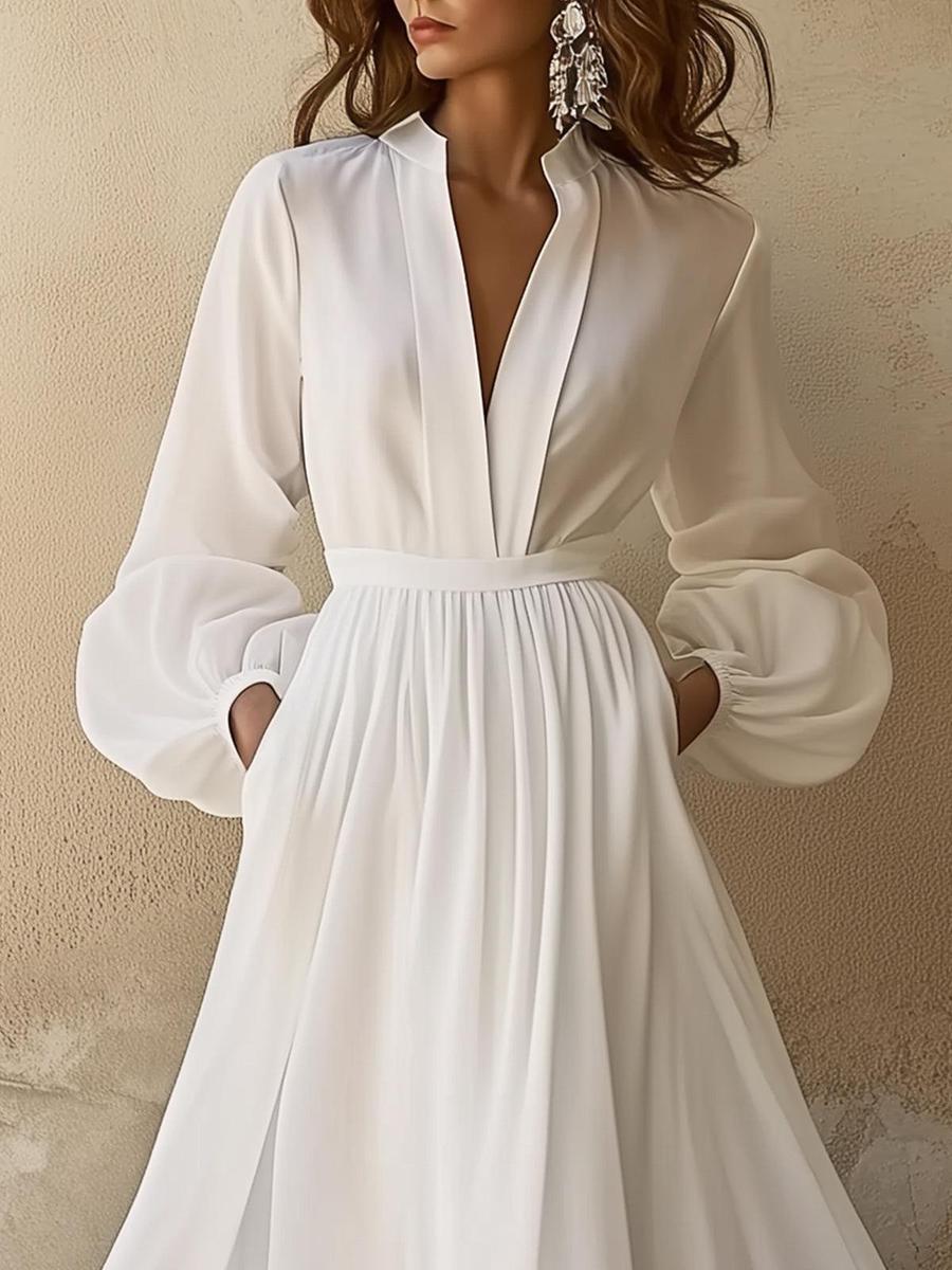 Vestido largo blanco con cuello de pico y detalles vintage