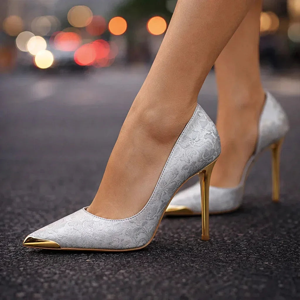Tacones efecto satén de flores con detalle dorado en la puntera