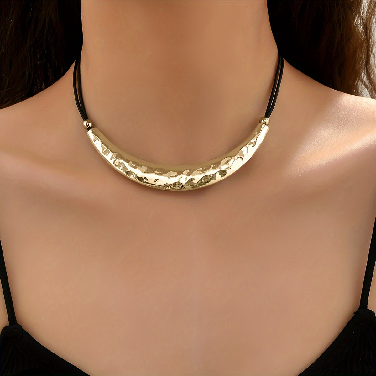 Hamrad vintagechoker med månskära och himmelsk känsla