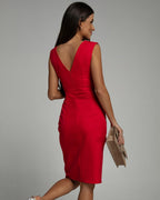 Vestido ajustado con cuello de pico y abertura lateral