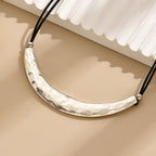 Hamrad vintagechoker med månskära och himmelsk känsla