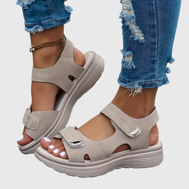 Sandaler med bred tåbox, dämpad innersula och greppsula
