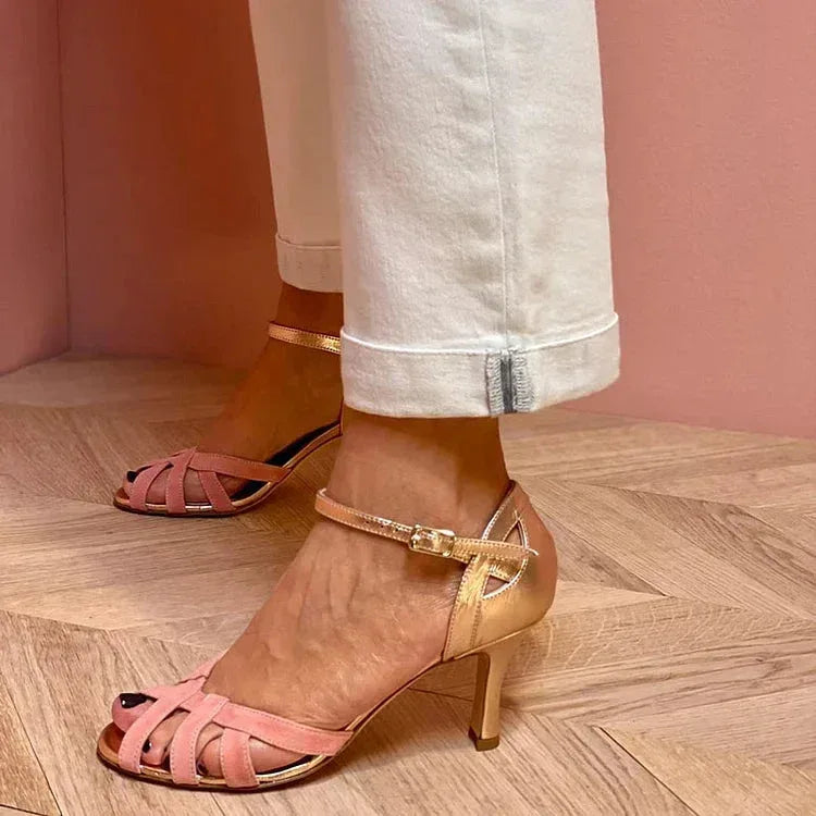 Tacones con tiras cruzadas y hebilla en el tobillo