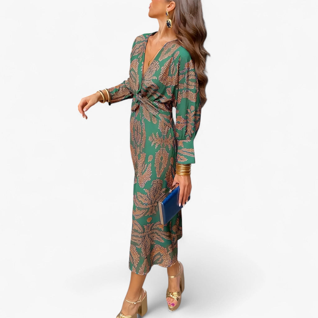 Vestido fluido y sedoso con una silueta femenina y atemporal