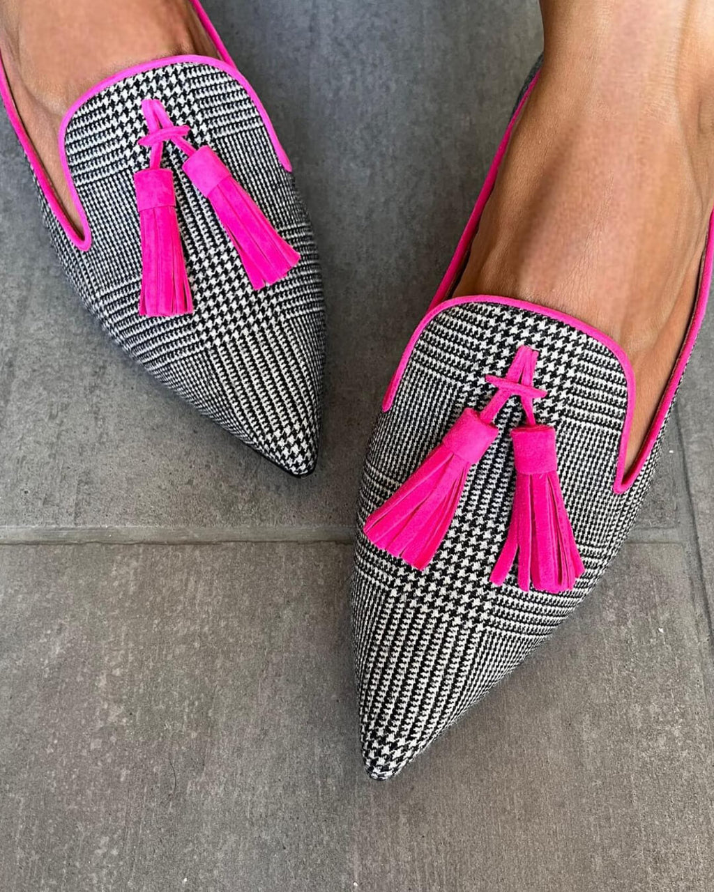 Spetsiga loafers med detalj i klarfärgade fransar