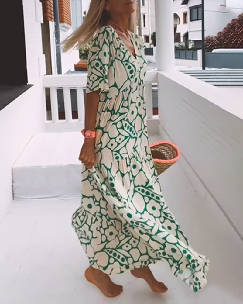Vestido estampado con cuello de pico, media manga y detalle de pliegues