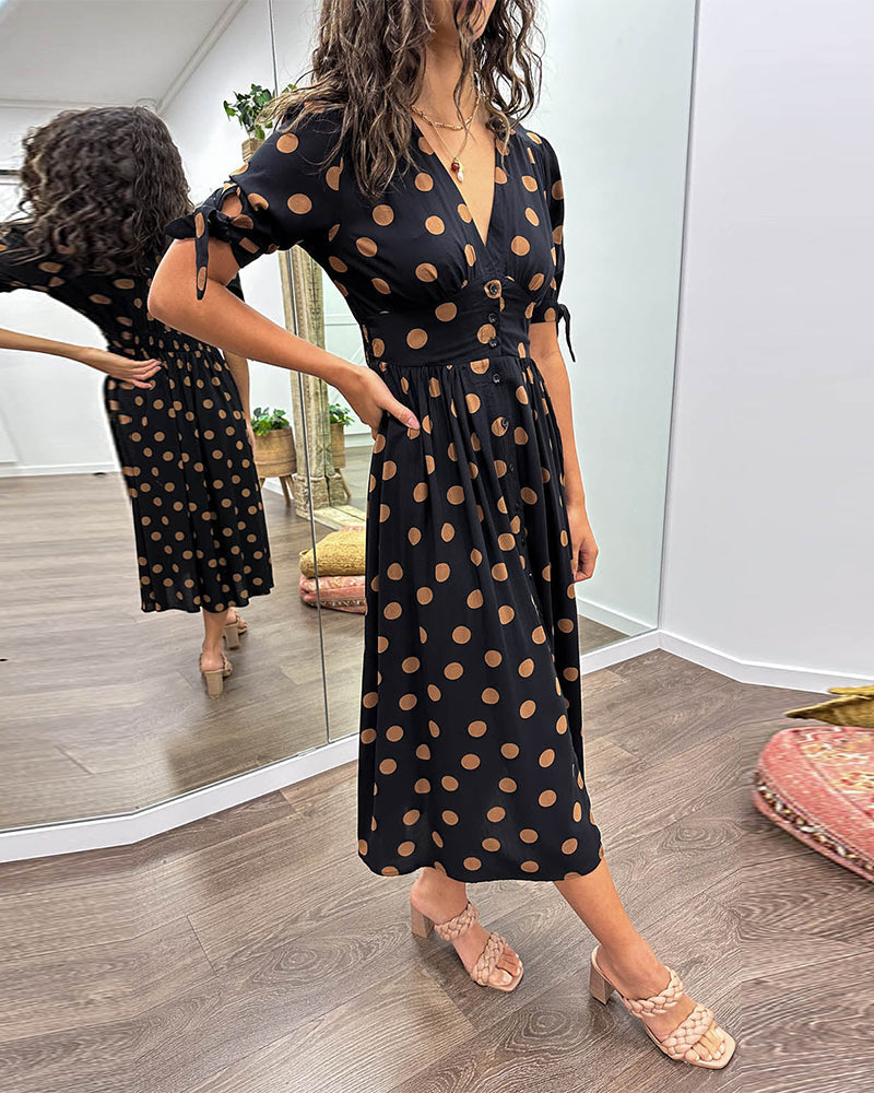 Vestido midi de lunares con cuello de pico y silueta evasé