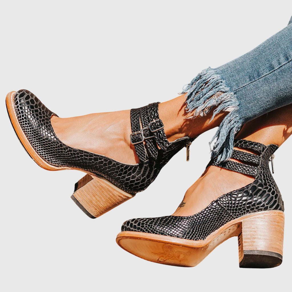 Tacones depurados con opciones de acabado efecto serpiente