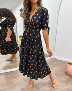 Vestido midi de lunares con cuello de pico y silueta evasé