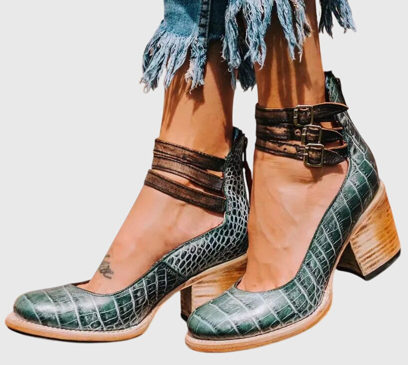 Tacones depurados con opciones de acabado efecto serpiente