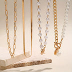 Modernt set med halsband i lager och konstpärlor i färdigstylad look