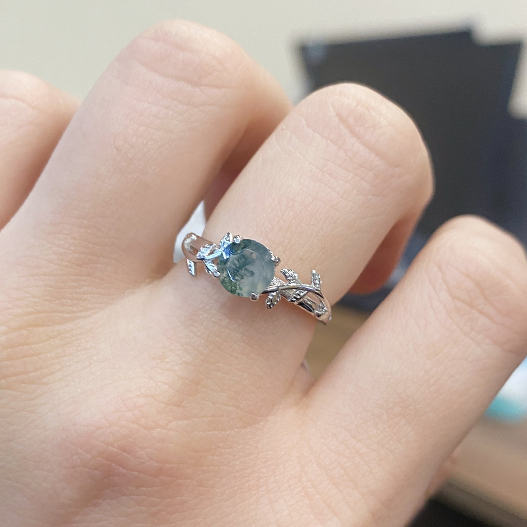 Round Green Speckled Stone Leaf Ring in Silver Colour