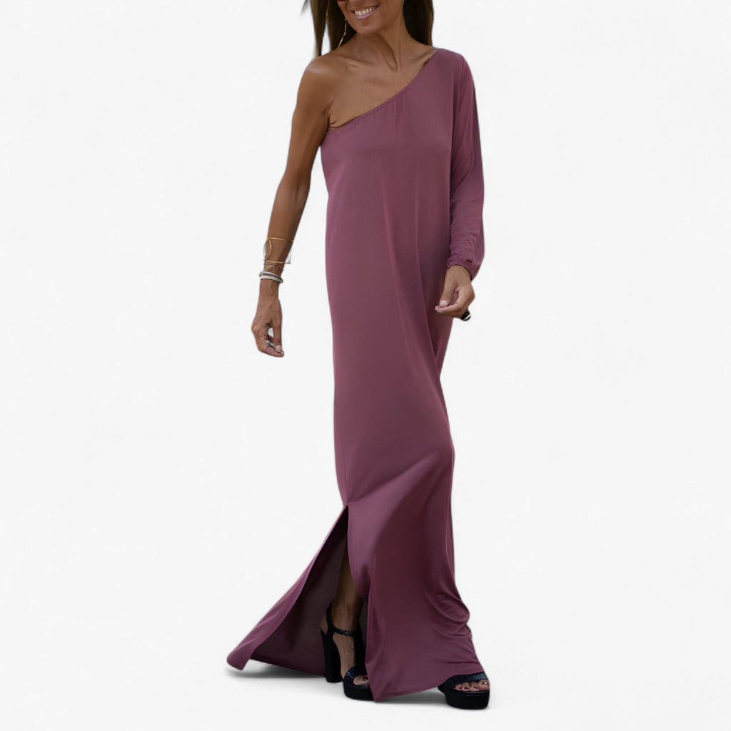 Vestido de un solo hombro con silueta ajustada y fluida