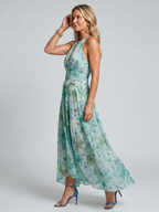 Vestido midi plisado de estampado floral con cuello halter y detalle de gota