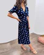 Vestido midi de lunares con cuello de pico y silueta evasé