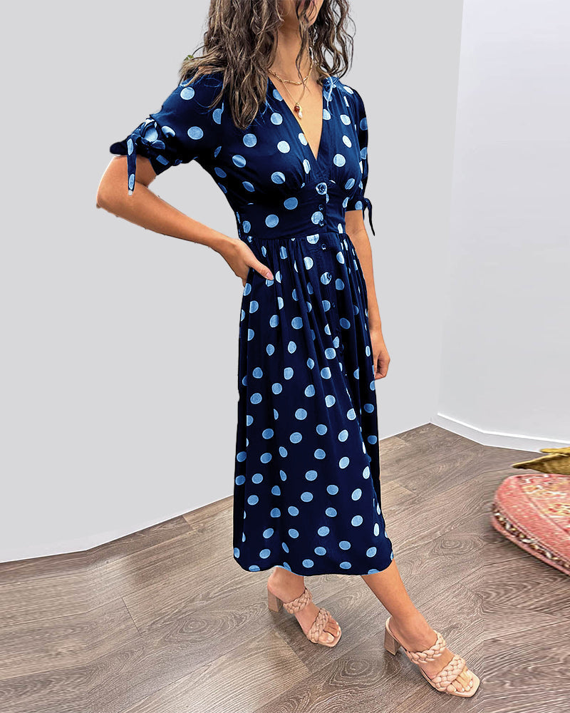 Vestido midi de lunares con cuello de pico y silueta evasé